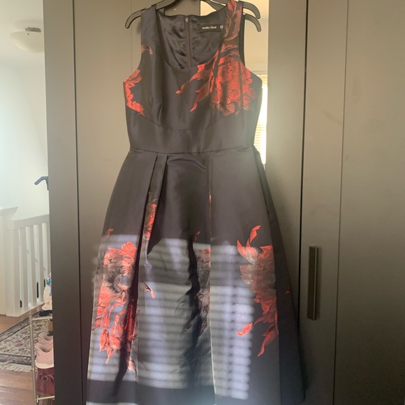 Sleek Ivanka Trump evening gown - Picture 1 of 1